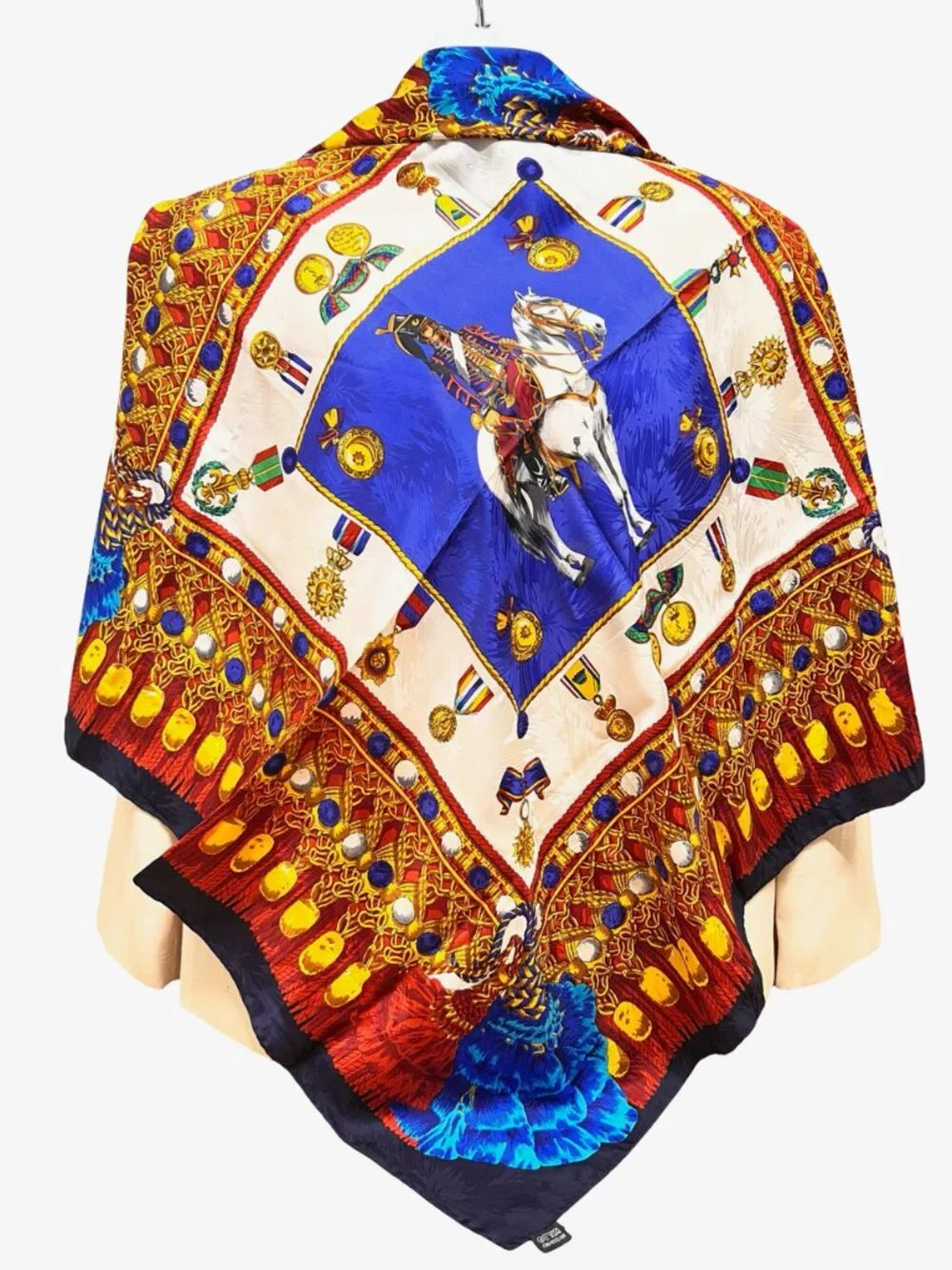 Les Carres du Louvre Paris  Silk Scarf 34"  French Louvre sit on horse ( 31) - Picture 5 of 11